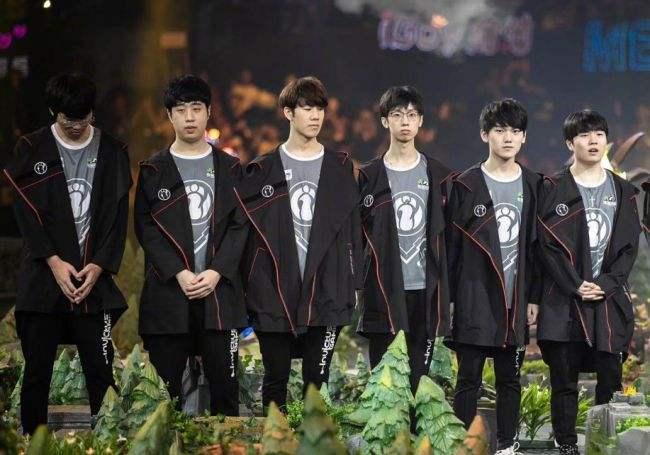 整体呈现出 整体呈现出